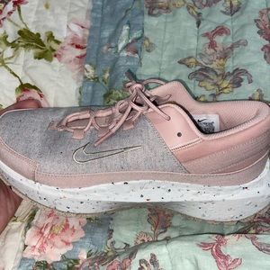 Nike women’s tennis shoes